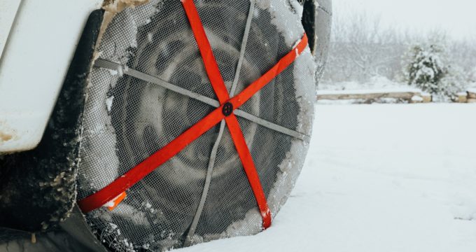 Obliekli sme nášmu autu snehové ponožky a neľutujeme