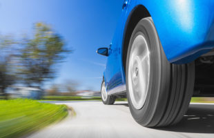 Majitelia elektromobilov si za pneumatiky priplatia