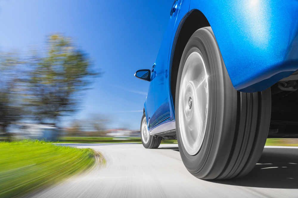 Majitelia elektromobilov si za pneumatiky priplatia