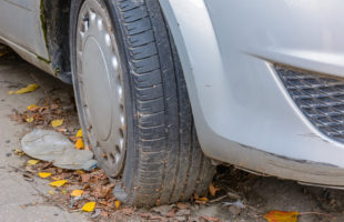 Stálo vaše vozidlo dlho na parkovisku? Pozor na deformácie pneumatík