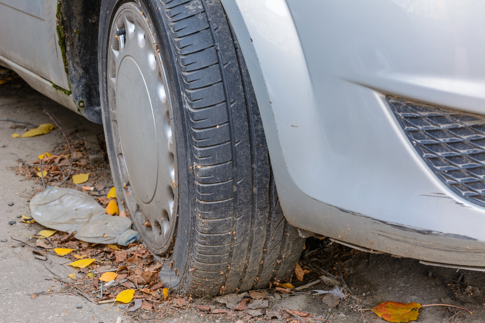 Stálo vaše vozidlo dlho na parkovisku? Pozor na deformácie pneumatík