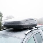 Strešný box namontovaný na aute, pripravený na extrémne podmienky – od horúčav až po mrazivé počasie.