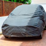 Auto zakryté plachtou proti dažďu, snehu a UV žiareniu.