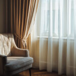 svetlý interiér s bytovým textilom, ktorý dodáva priestoru charakter