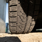 Pneumatika s viditeľným vzorom dezénu odhaľujúcim štýl a spôsob jazdy vodiča.