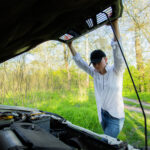 Jarná údržba auta v garáži pri kontrole kvapalín a pneumatík