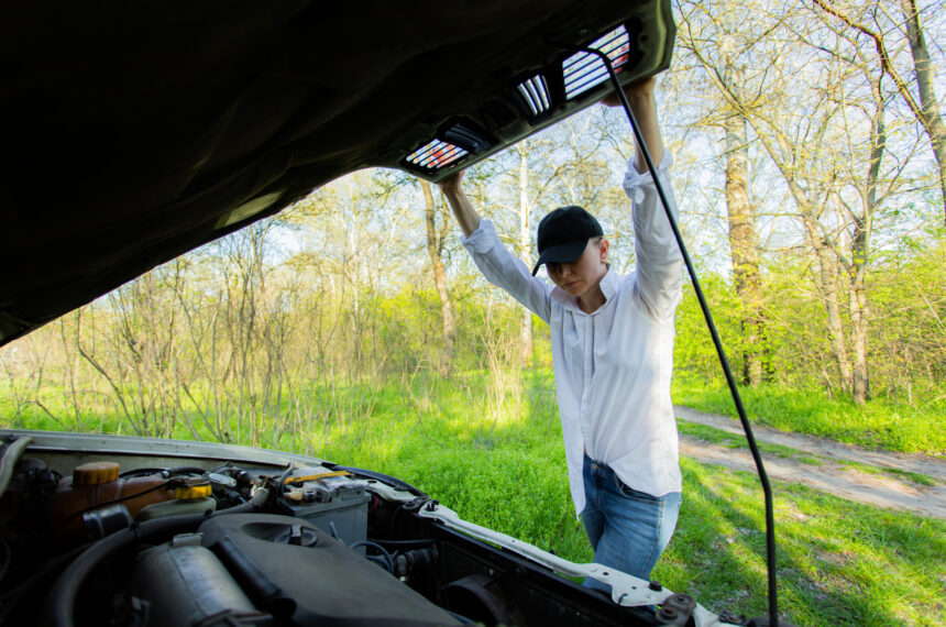 Jarná údržba auta v garáži pri kontrole kvapalín a pneumatík