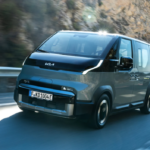 Rodina vyberá nové auto v autosalóne s dôrazom na priestor, bezpečnosť a komfort.