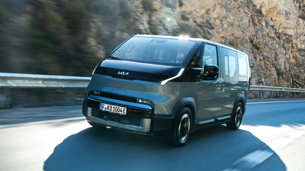 Rodina vyberá nové auto v autosalóne s dôrazom na priestor, bezpečnosť a komfort.