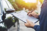 Osobné auto počas technickej kontroly STK na kontrolnej linke.