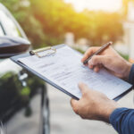 Osobné auto počas technickej kontroly STK na kontrolnej linke.