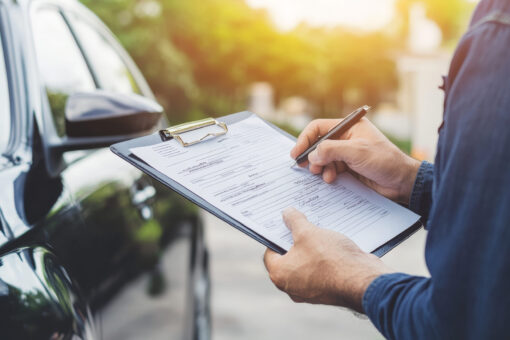 Osobné auto počas technickej kontroly STK na kontrolnej linke.