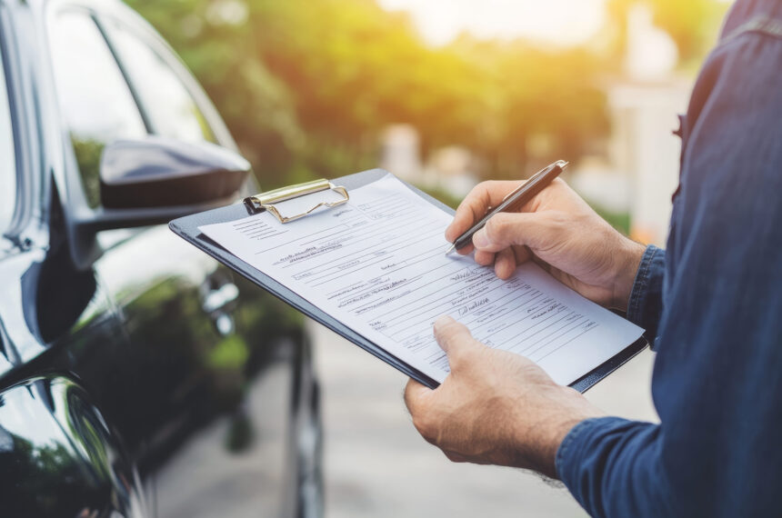 Osobné auto počas technickej kontroly STK na kontrolnej linke.